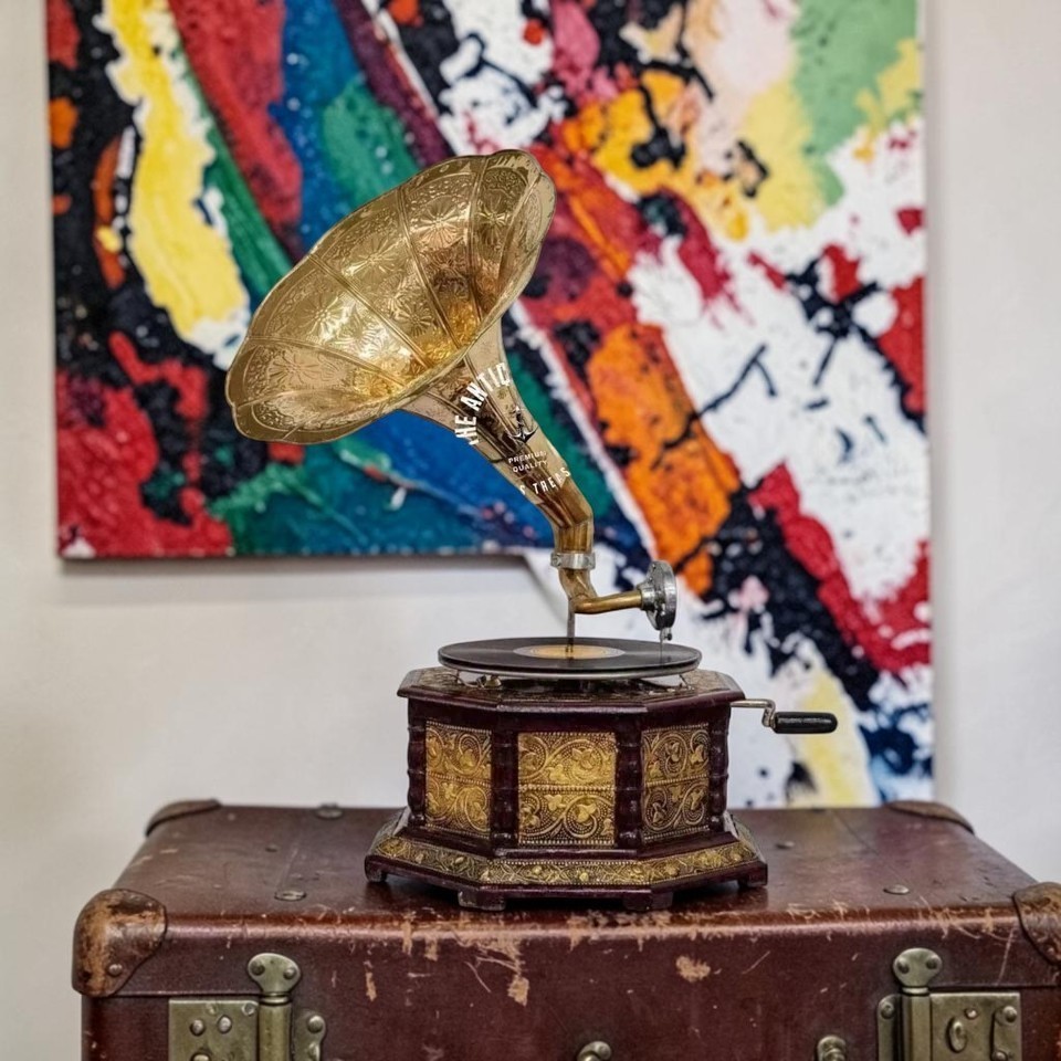 Antique Gramophone, Fully Functional Working Phonograph, win-up record player