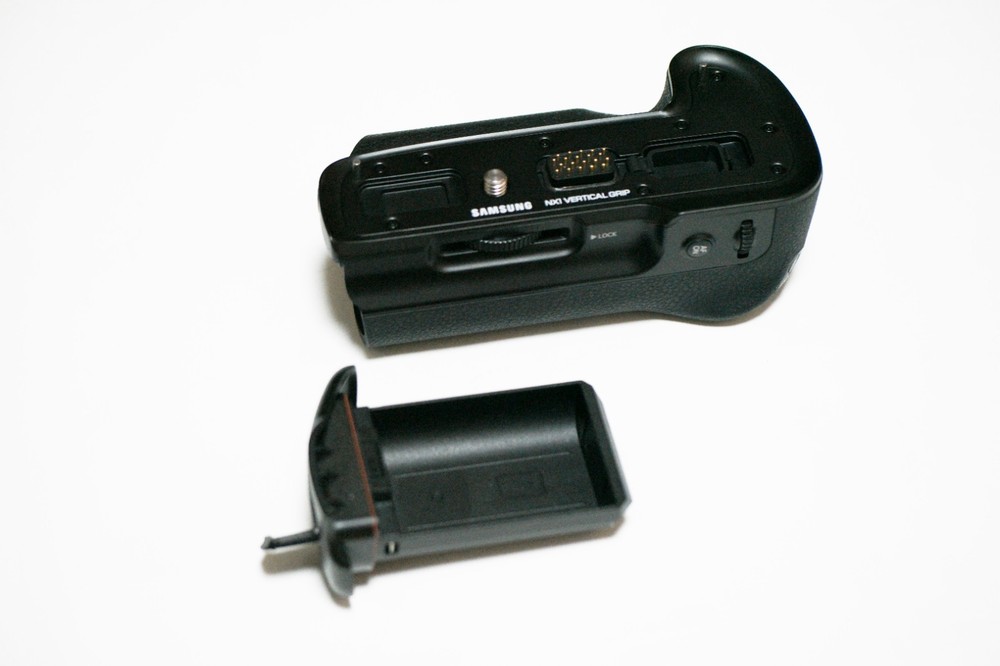Samsung VGNX01 Vertical Grip for Samsung NX1