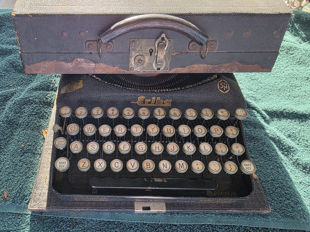 Excellent! 1936 "ERIKA" Typewriter "SERVICED" Original spools, Crinkle, case