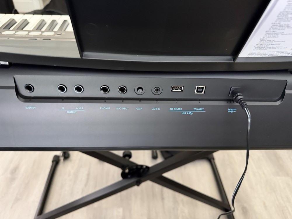 Yamaha PSR-EW425 76-note Touch Sensitive Keys Digital DJ Keyboard Bundle - Mint!