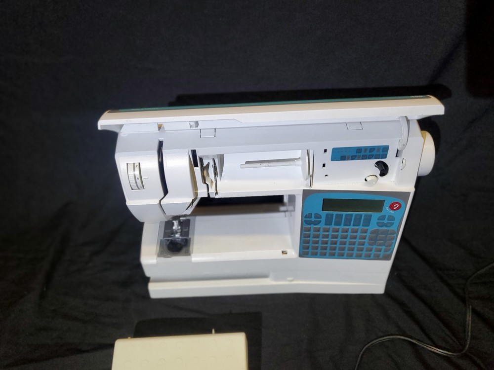 Husqvarna Viking Scandinavia 400 Computerized Sewing Machine LCD