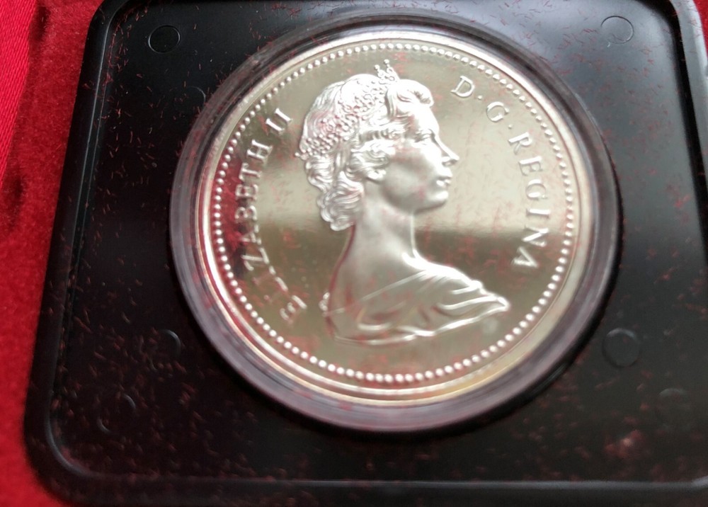 1975 Canada Silver Dollar ~ 50% Silver ~ Calgary ~ Mint Case and box