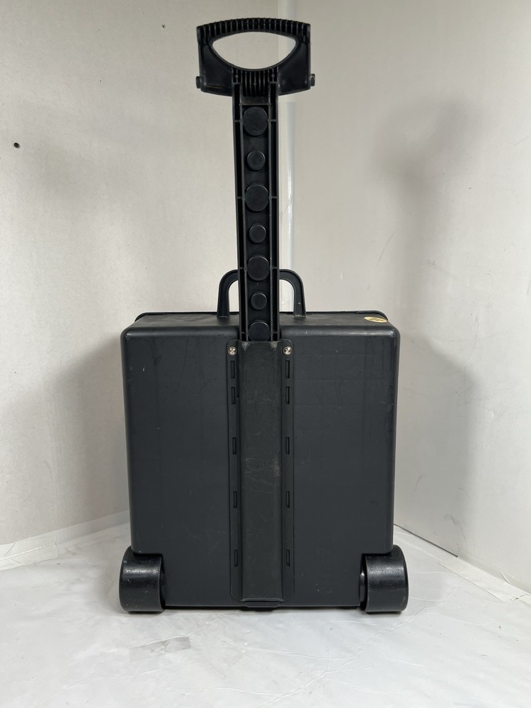 Hot Wheels 100+ Car Carry Case Storage Pull-Up Handle Wheels. 2011