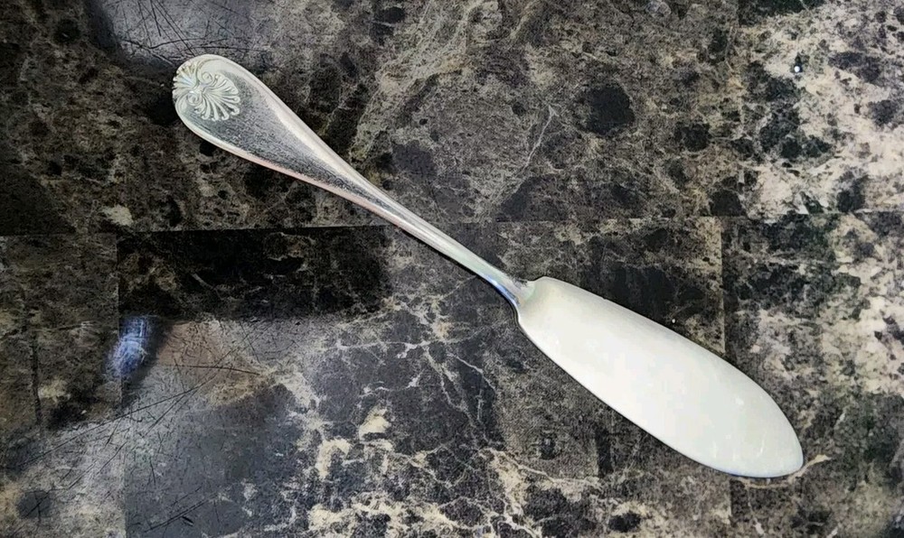 WM A ROGERS/ONEIDA ANTIQUE c1898 SHELL TINY SILVERPLATED MASTER BUTTER KNIFE 🧈