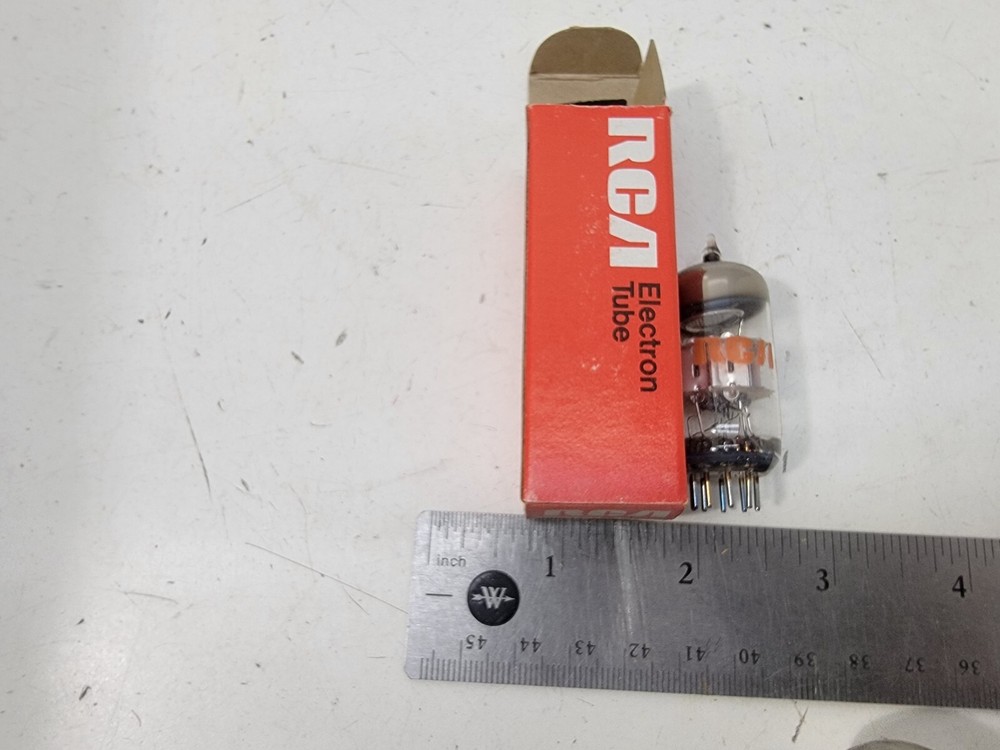 VINTAGE VACUUM ELECTRON TUBE RCA 8JU8A