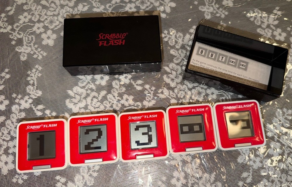 Scrabble Flash With Case and 5 Devices All Work, Excellent Condition