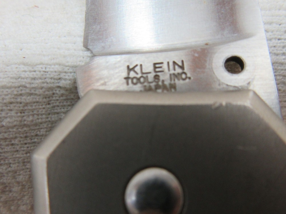 Klein Tools Lightweight Lockback Knife- 2-1/2'' w/Screwdriver 44008