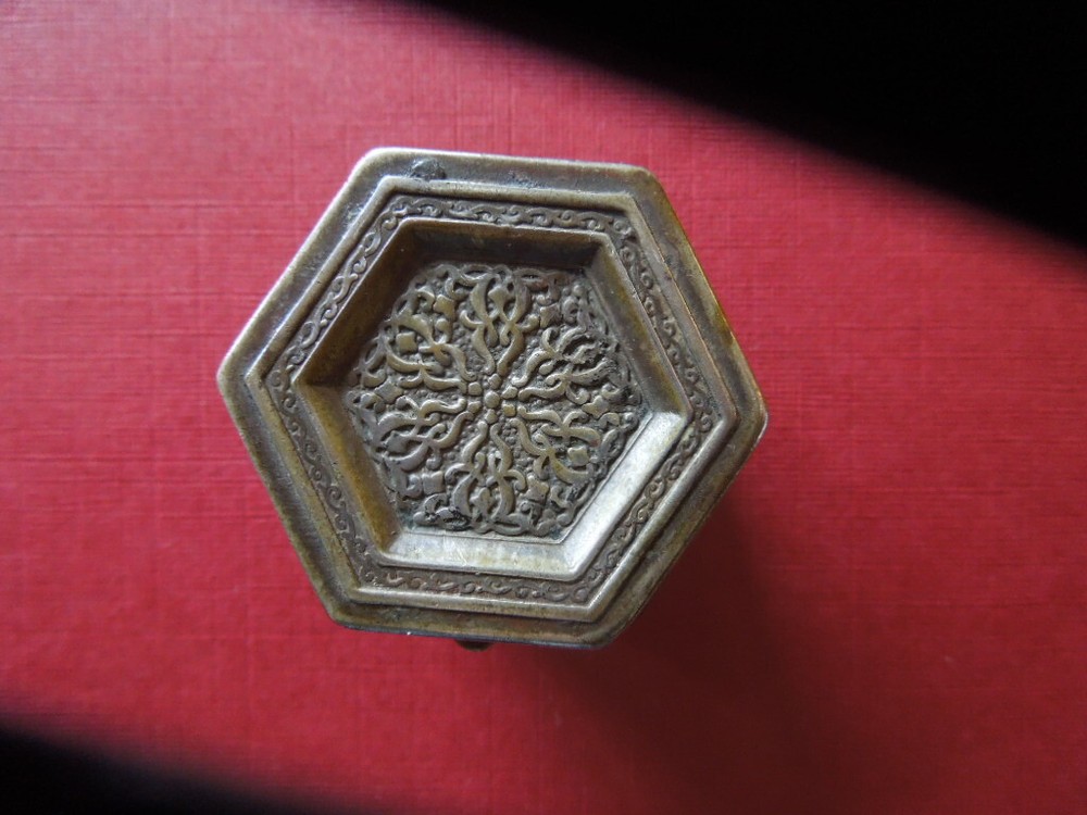 J2663 ANTIQUE  MIDDLE  EAST  MINIATURE TABLE SNUFF   BOX   SOLID    SILVER   SEE
