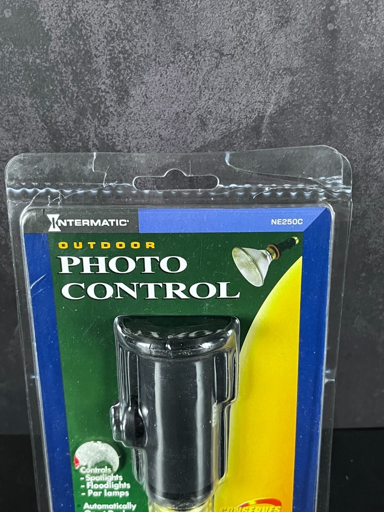 Dusk to Dawn Intermatic Automatic Security Light Control NE250C NIP