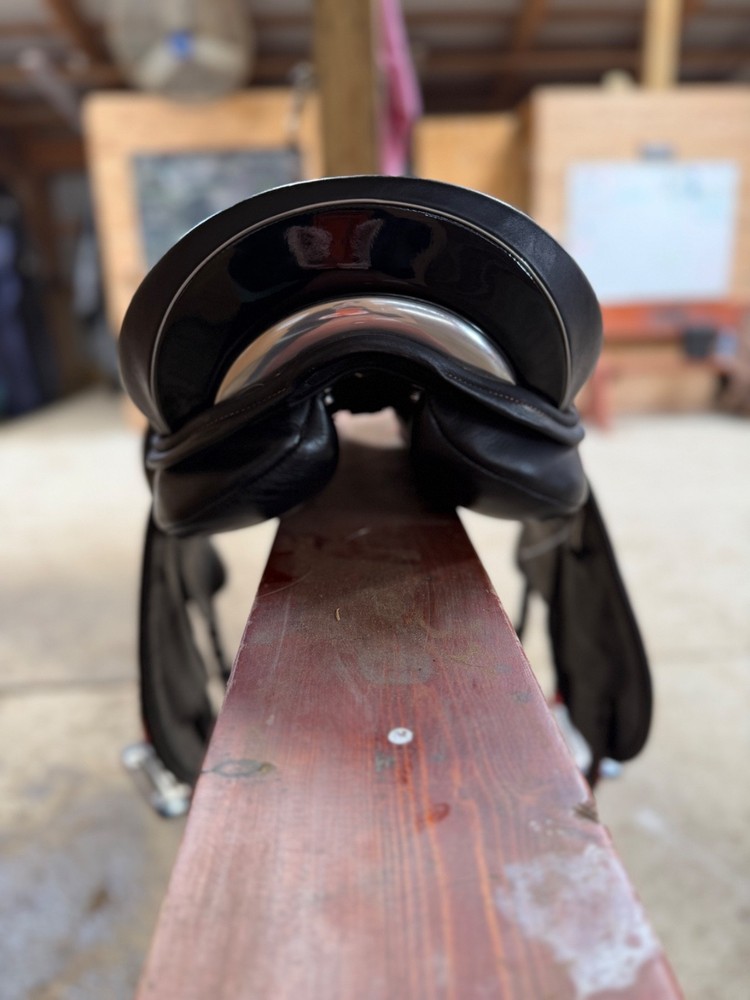 WOW dressage saddle