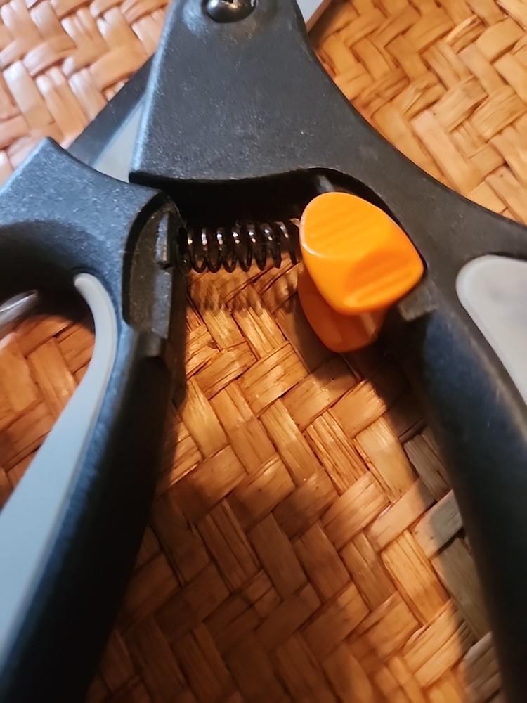 FISKARS Gentle Spring Assist Sewing Scissors Softouch Grip Locking Shears EUC