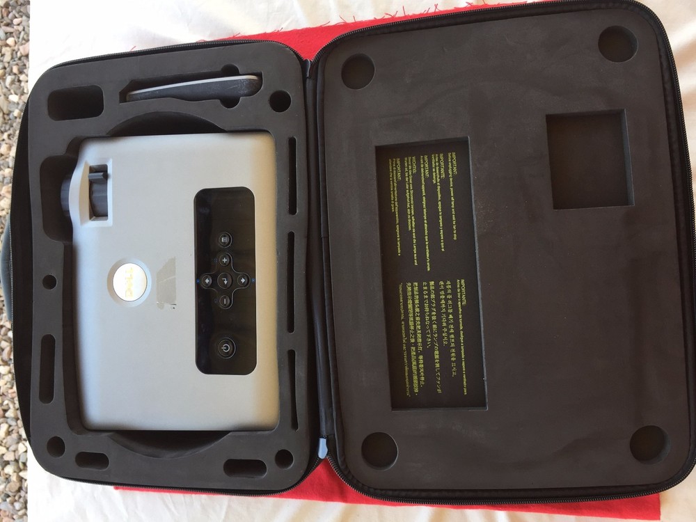 Dell DLP Front Projector With Case, Power Cable, and Remote