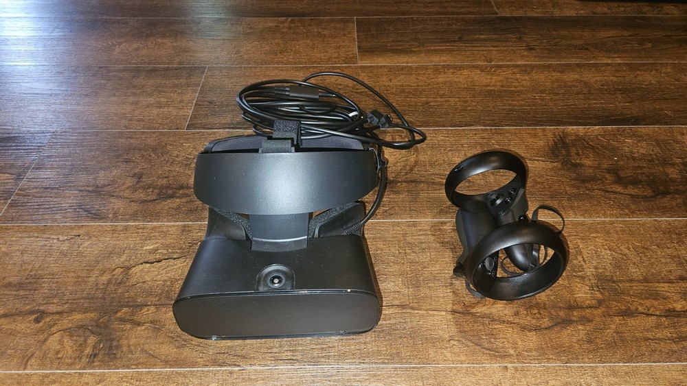 Oculus Rift S PC-Powered VR Gaming Headset with Controllers Black