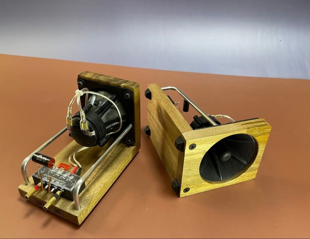 Horn-type super tweeter Tweeter Simple deadening solution