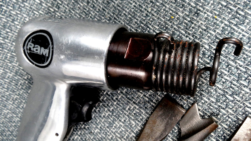 RAM Air Hammer Pneumatic  Kit with 4 Chisels