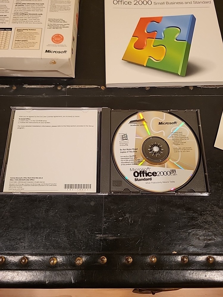 Microsoft Office 2000 Standard (Academic) X03-7979 preowned