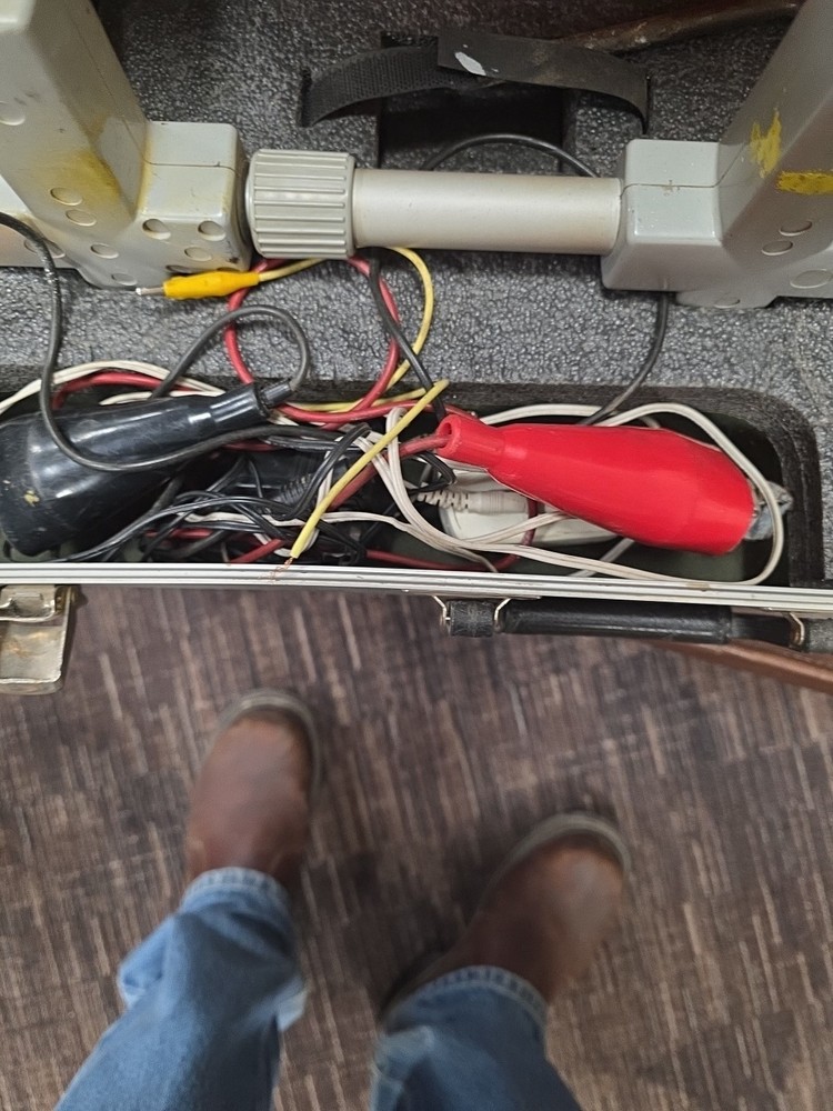 Metrotech 850 Cable and Pipe Locator