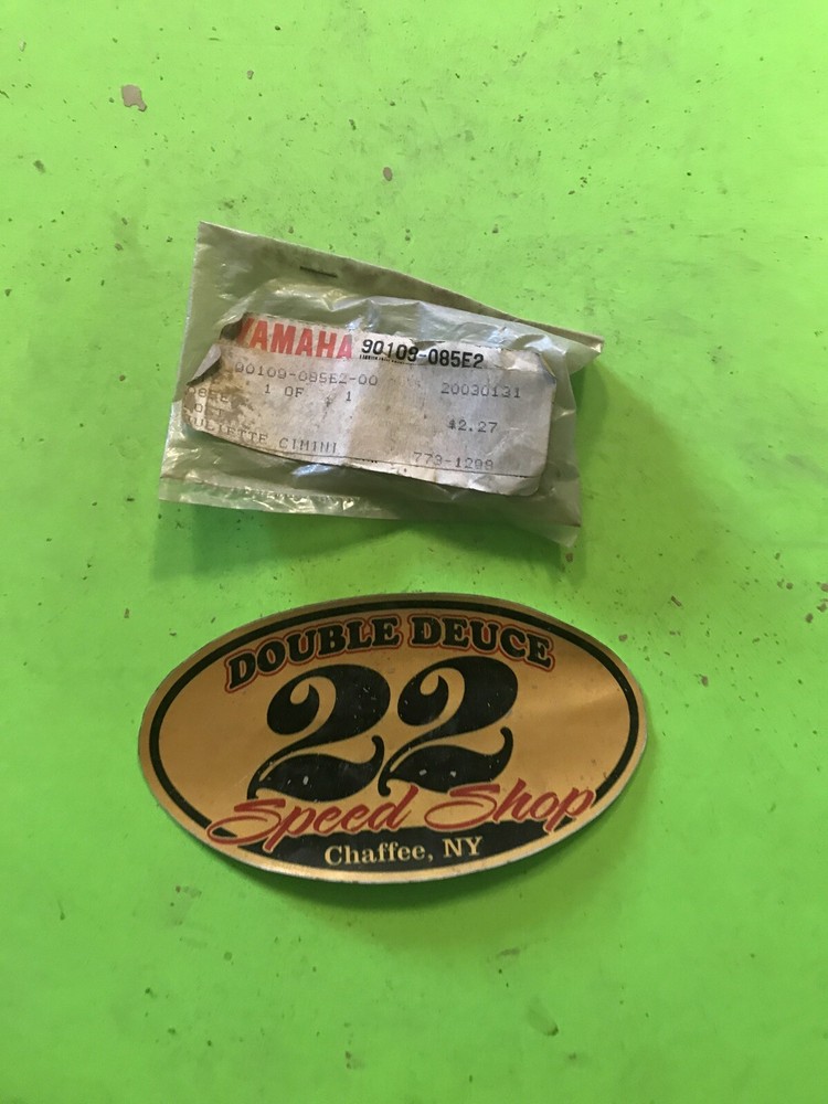 GENUINE Yamaha NOS 90109-085E2 BOLT