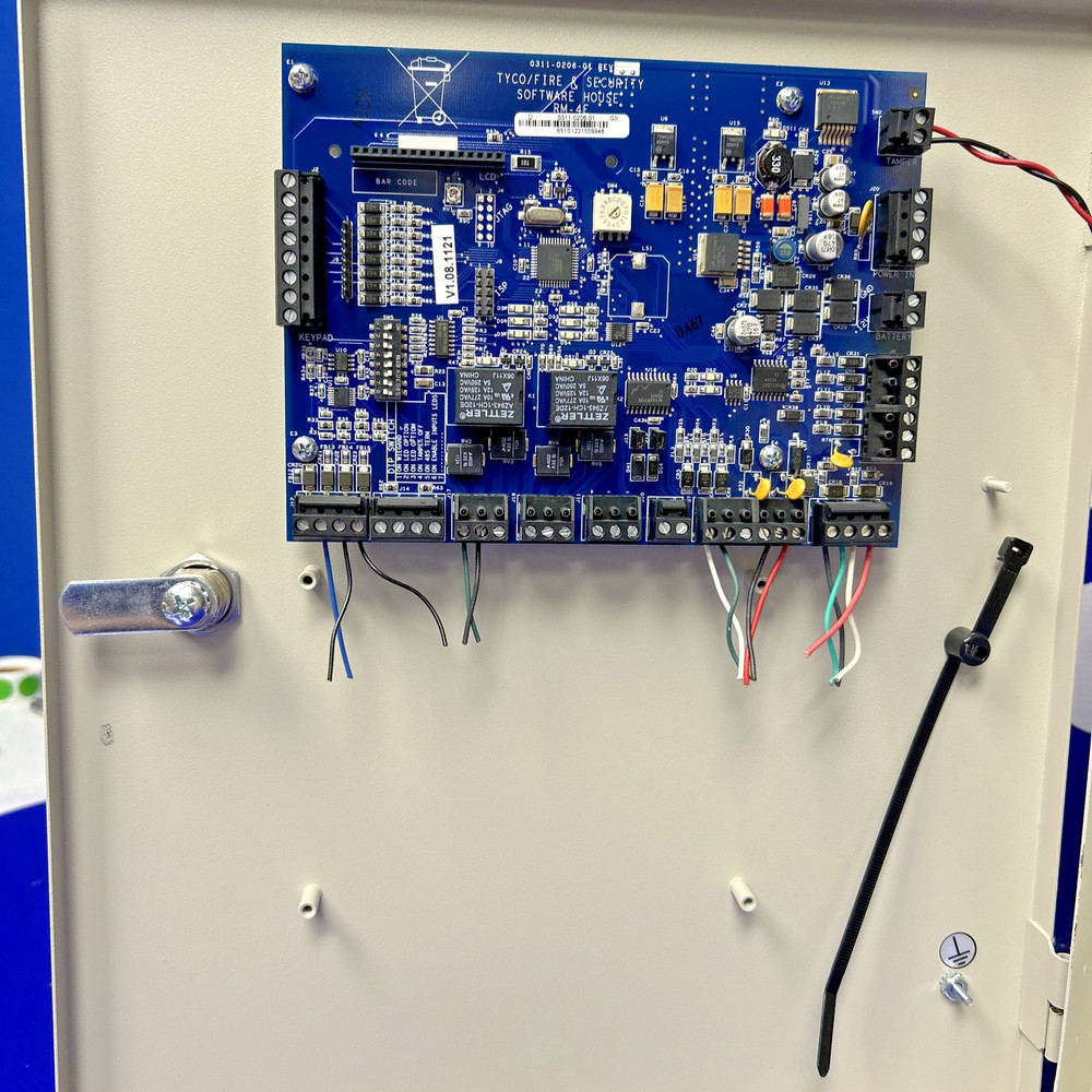 Software House RM-DCM-2 Door Control Module Board + Cabinet 🟦