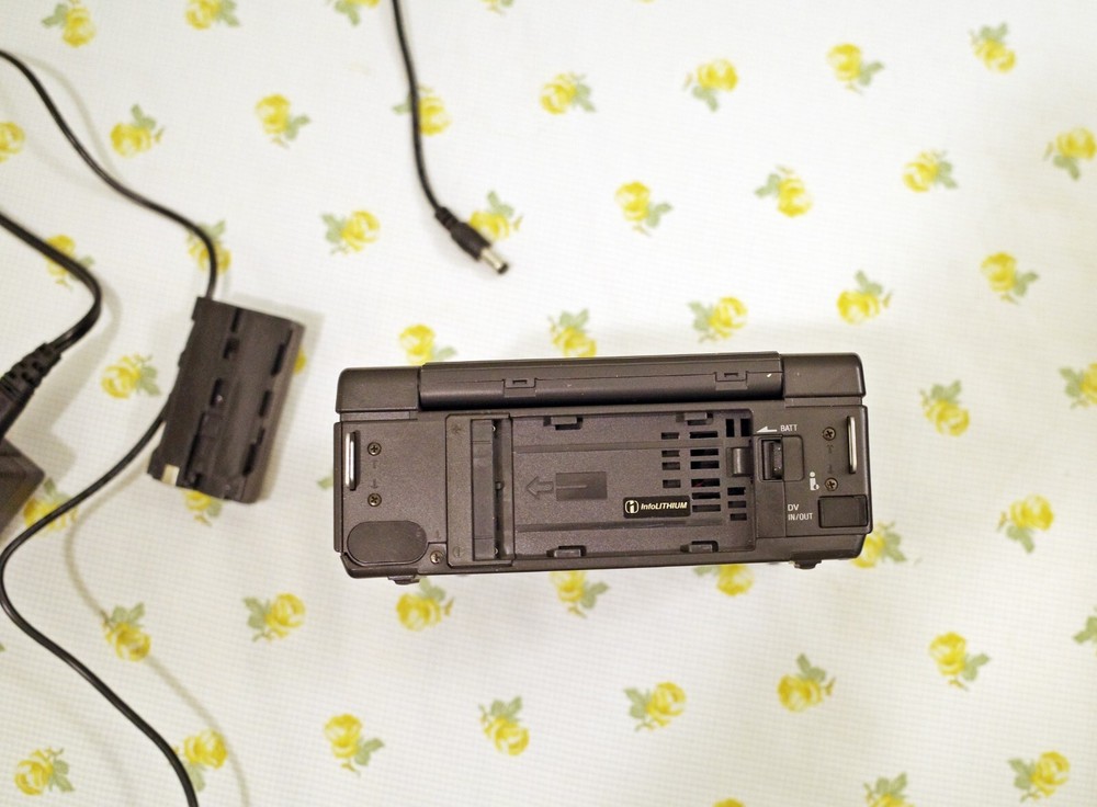 Sony GV-D900 Mini DV Digital Video Cassette Walkman