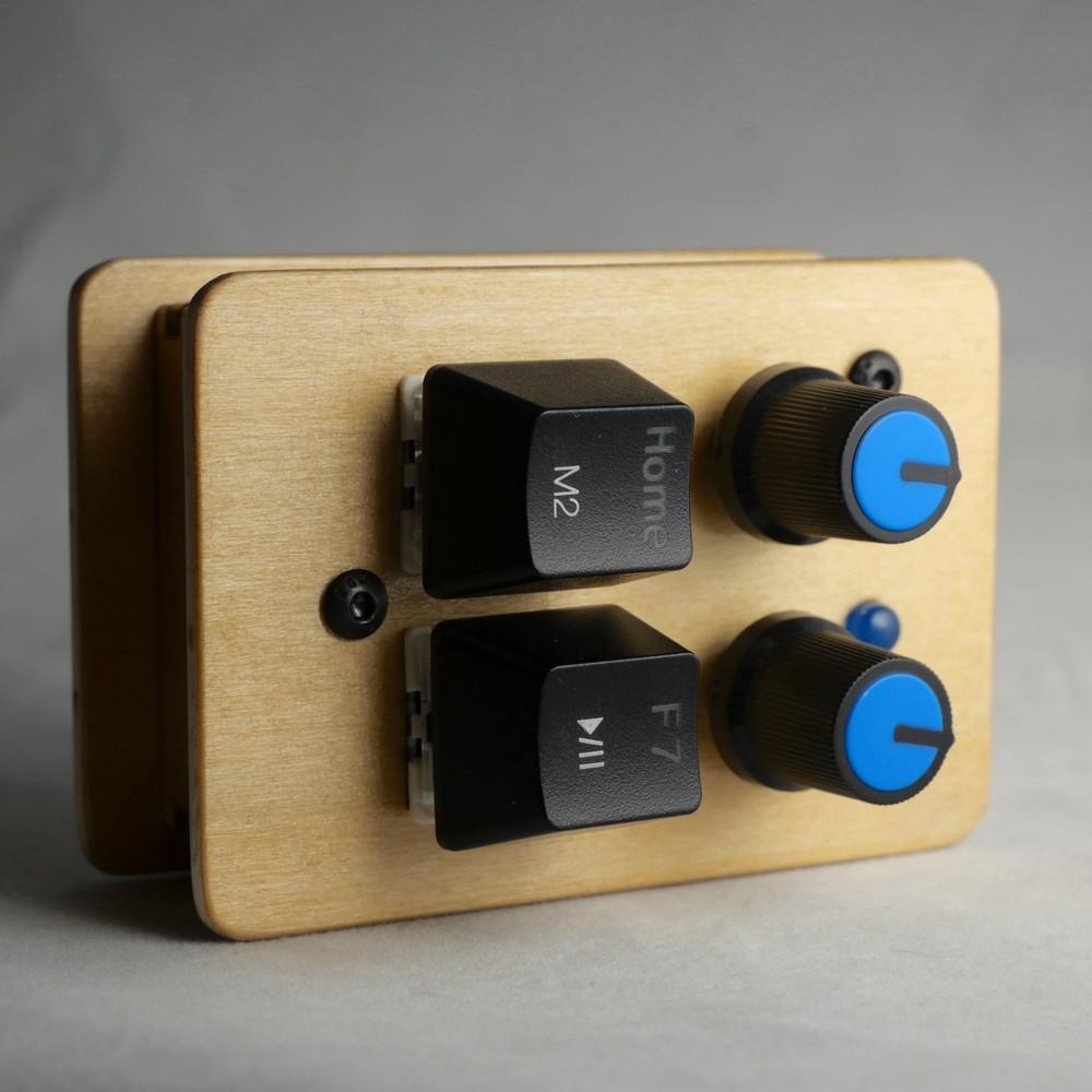 madMidiMiniClassicPlus Midi Controller 2 buttons, 2 potentiometers, 2 LEDs