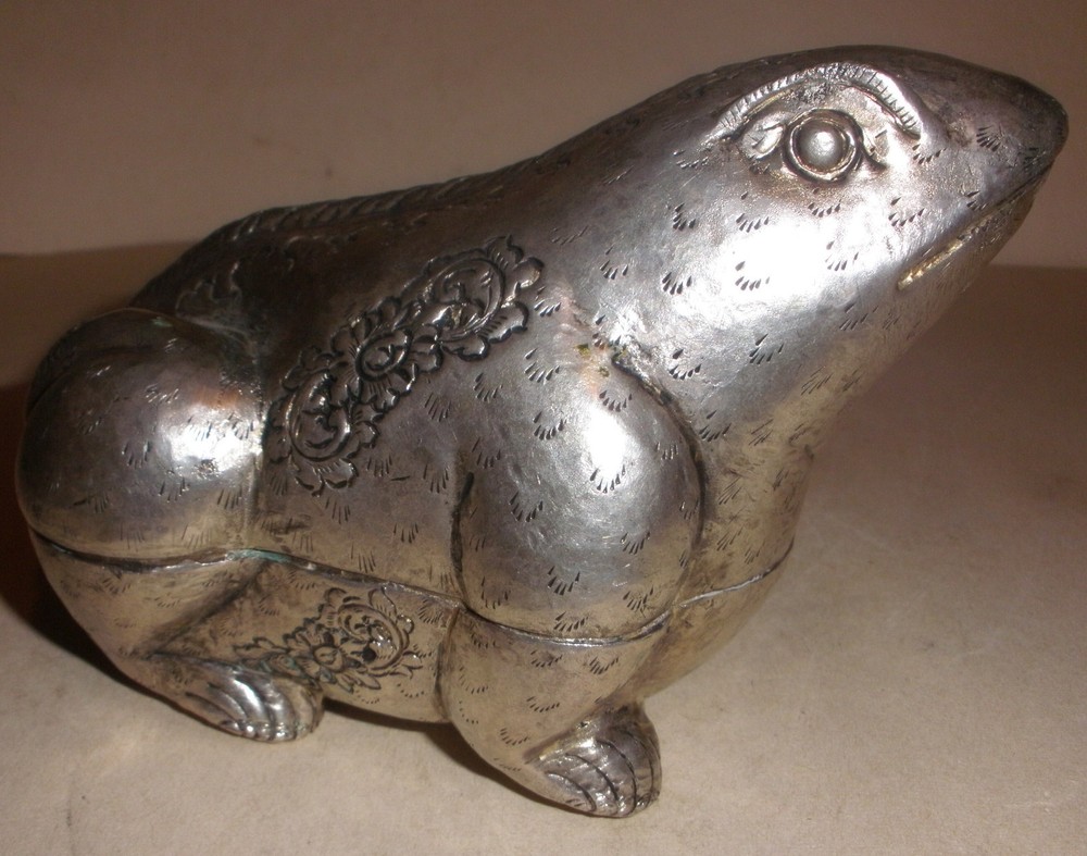 Large vintage South Eastern silver frog box