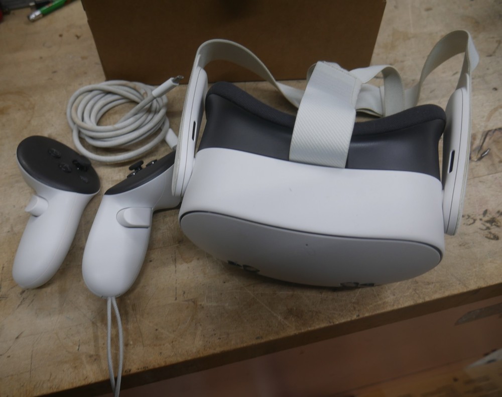 oculus quest 3 console with 2 Controllers charge wre 128gb used tested