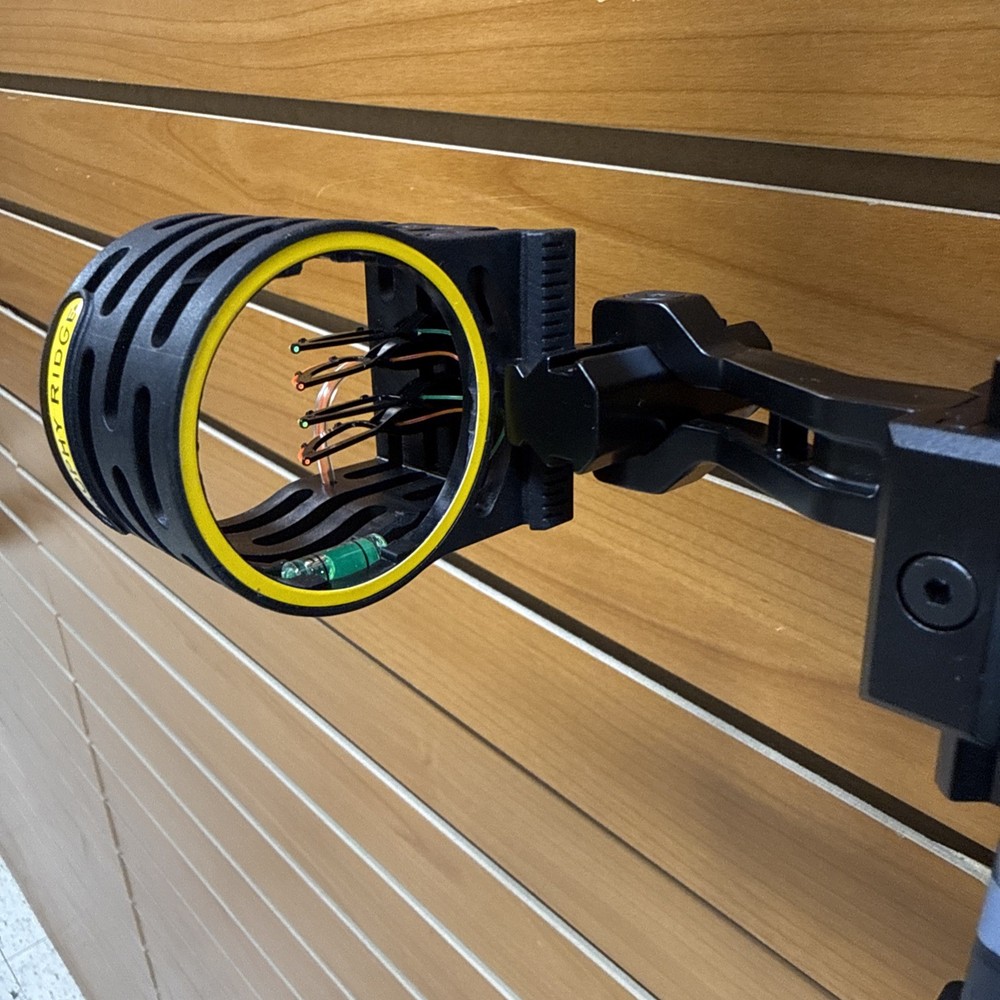 Item 3892 - Bear Archery Compound Bow - Legit Maxx RTH - RH - #70 - Shadow