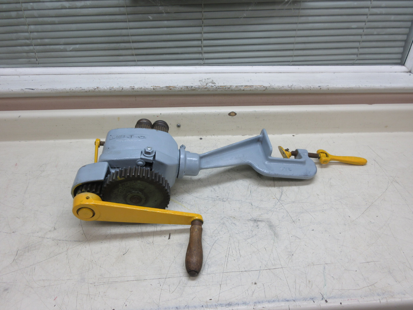 Pexto 0585H Sheet Metal Beading & Crimping Machine w/ Bench Mount Used