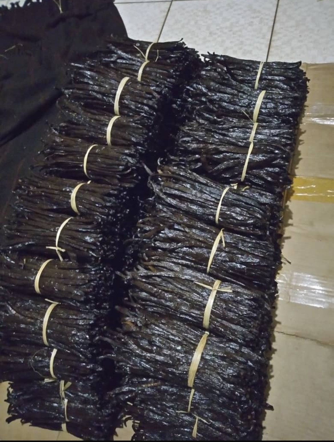 Organic vanilla beans, Grade A. Plump, moist with 30-35% moisture content