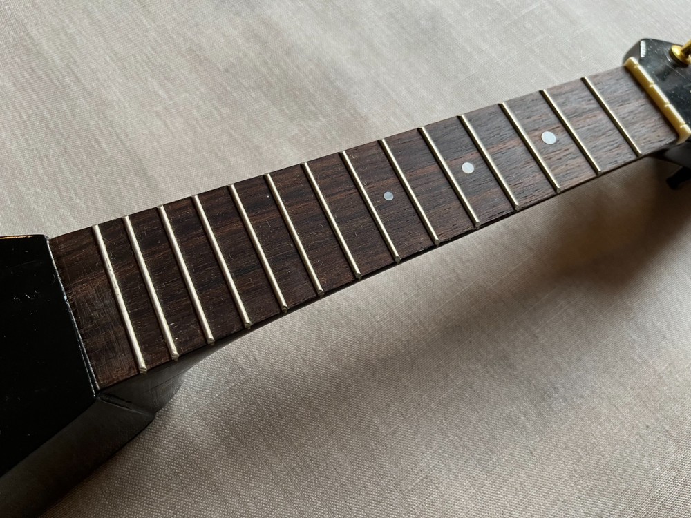 MAHALO UKULELE FLYING V BLACK