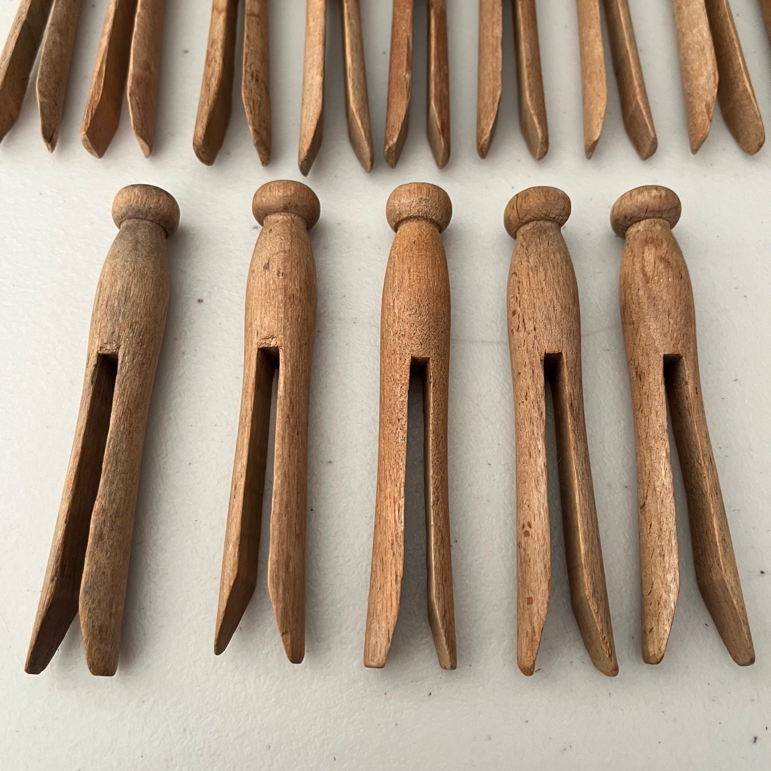 VTG WOODEN CLOTHES PINS LOT OF 25-4" + 7-3".5" ROUND HEAD WHEATHERED PRIMITIVE