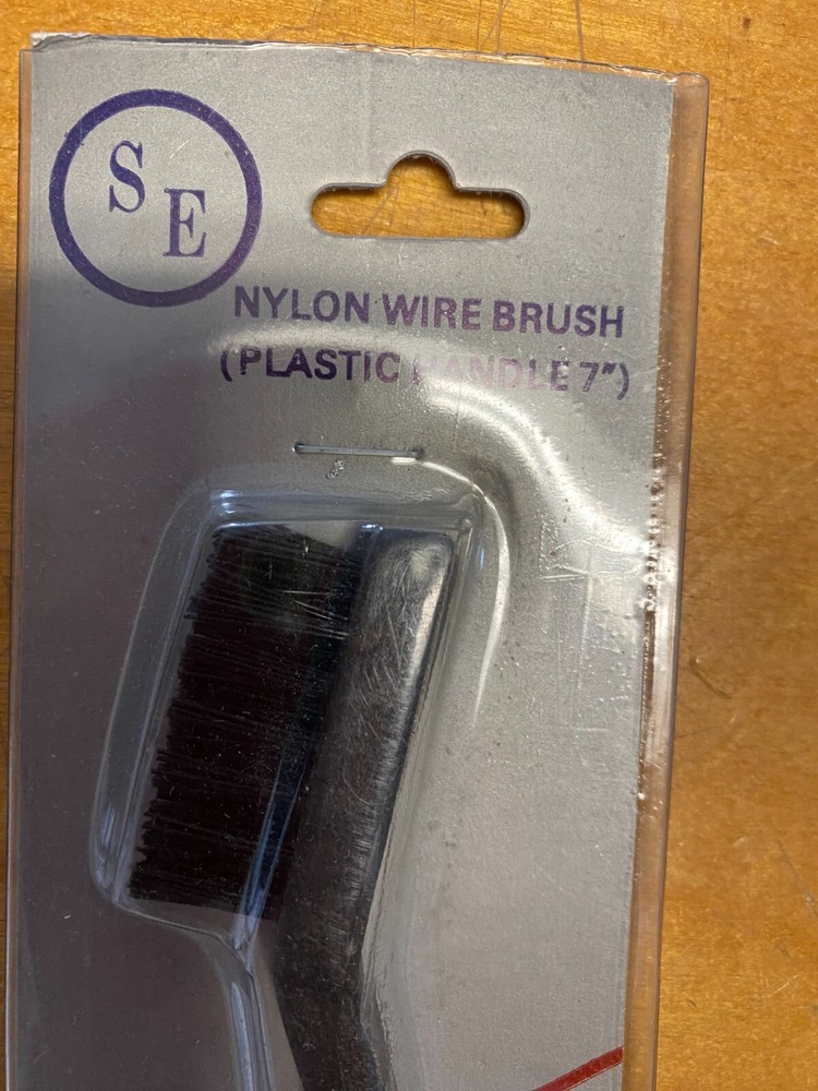 SE nylon wire brush ( plastic handle 7")
