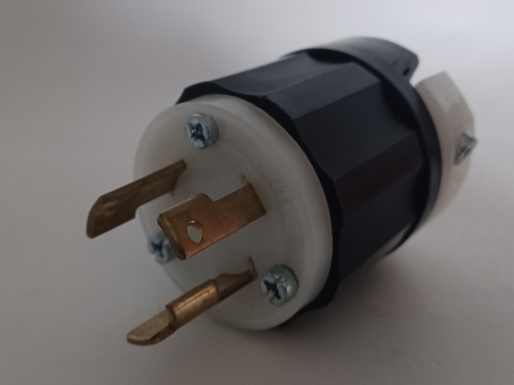 Leviton 2611, 2 Pole 3 Wire Grounding Locking Plug