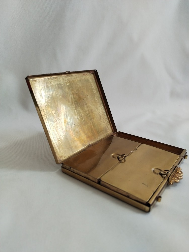 Powder puff Vintage container Flip - Top Compact