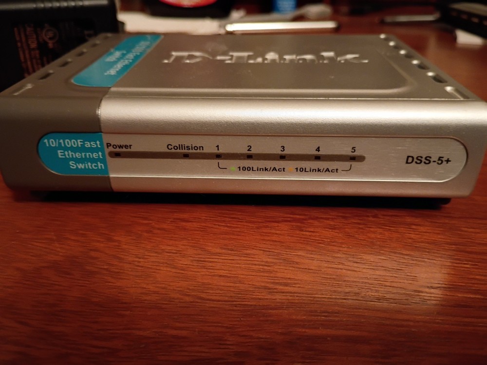 D-Link DSS-5+ 10/100 Fast Ethernet Switch with Power Adapter