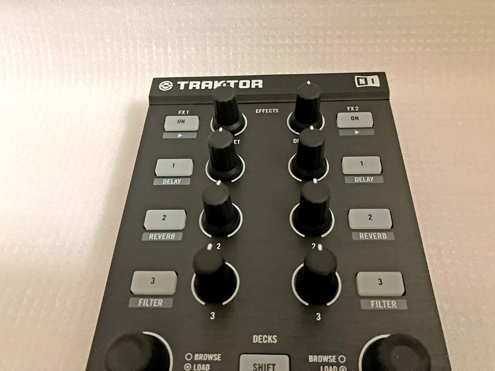 Native Instruments TRAKTOR KONTROL X1 MK1 Decks & Effects DJ Controller