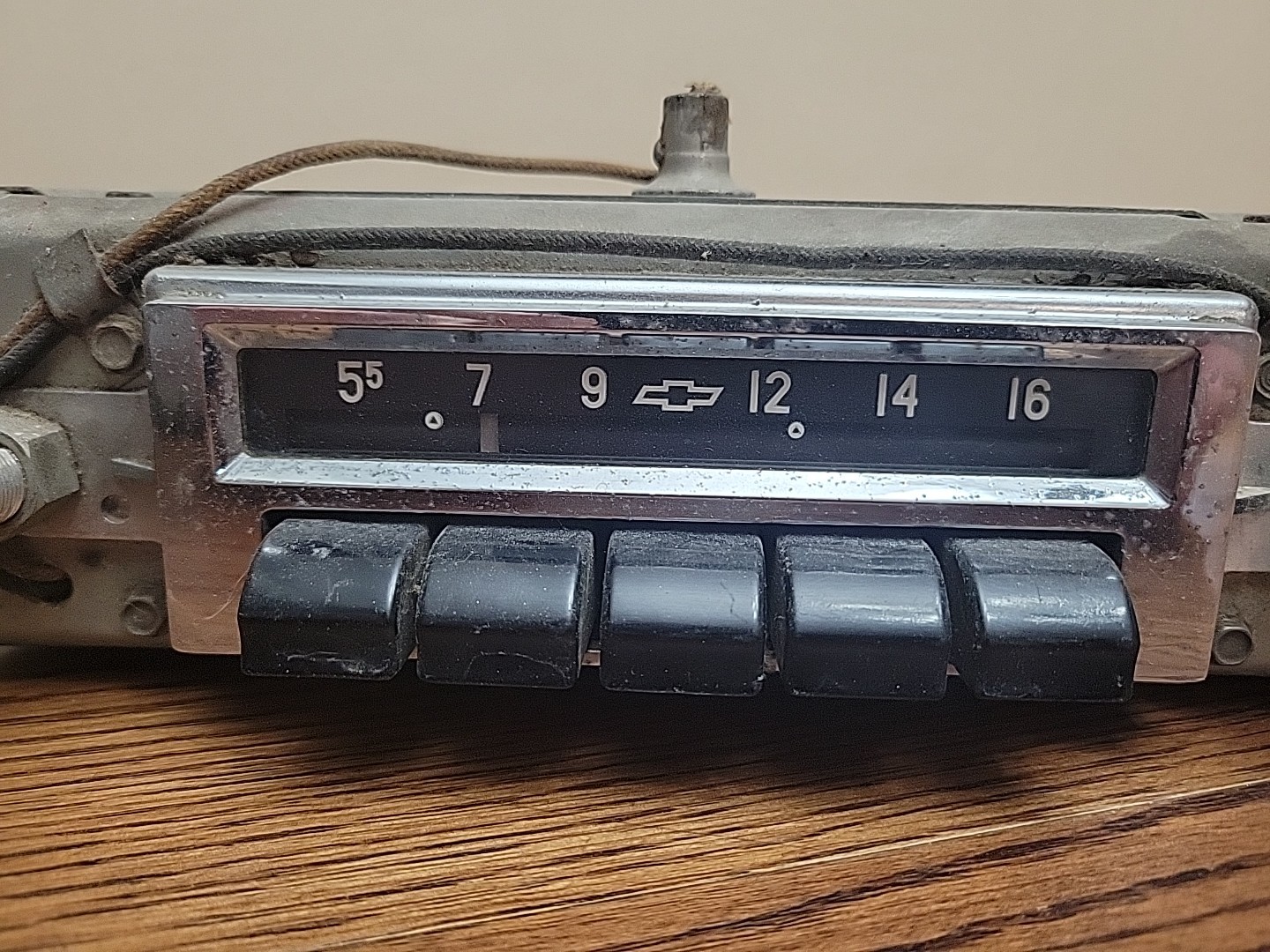 VINTAGE ANTIQUE 1955-1956 CHEVY 12 VOLT BLACK PUSH BUTTON AM RADIO (UNTESTED)