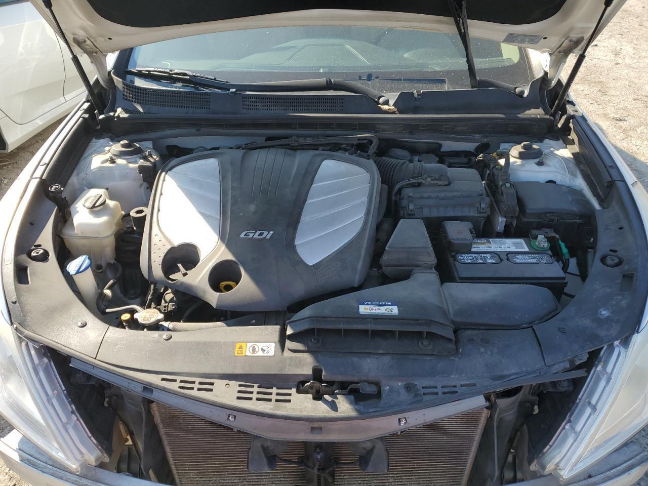 2016 Hyundai Azera Used White Deck Lid with Rear View Camera - OEM