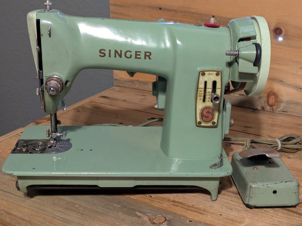 SINGER Model 185J Sewing Machine