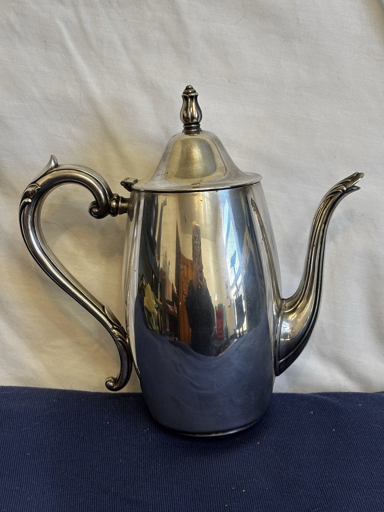 Vintage Oneida Silversmiths Silverplate Coffee Pot 9” Tall Pineapple Finial