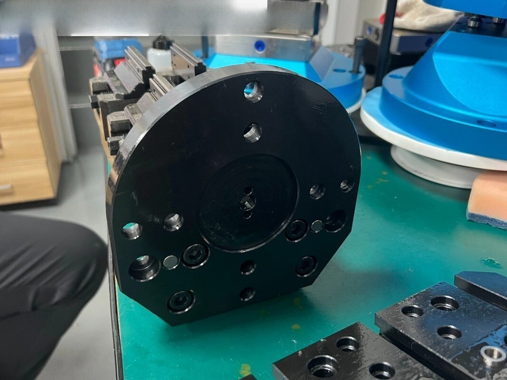 Single Side L-plate Self-centering Vise with T-slots for 4-axis Bridge Plates