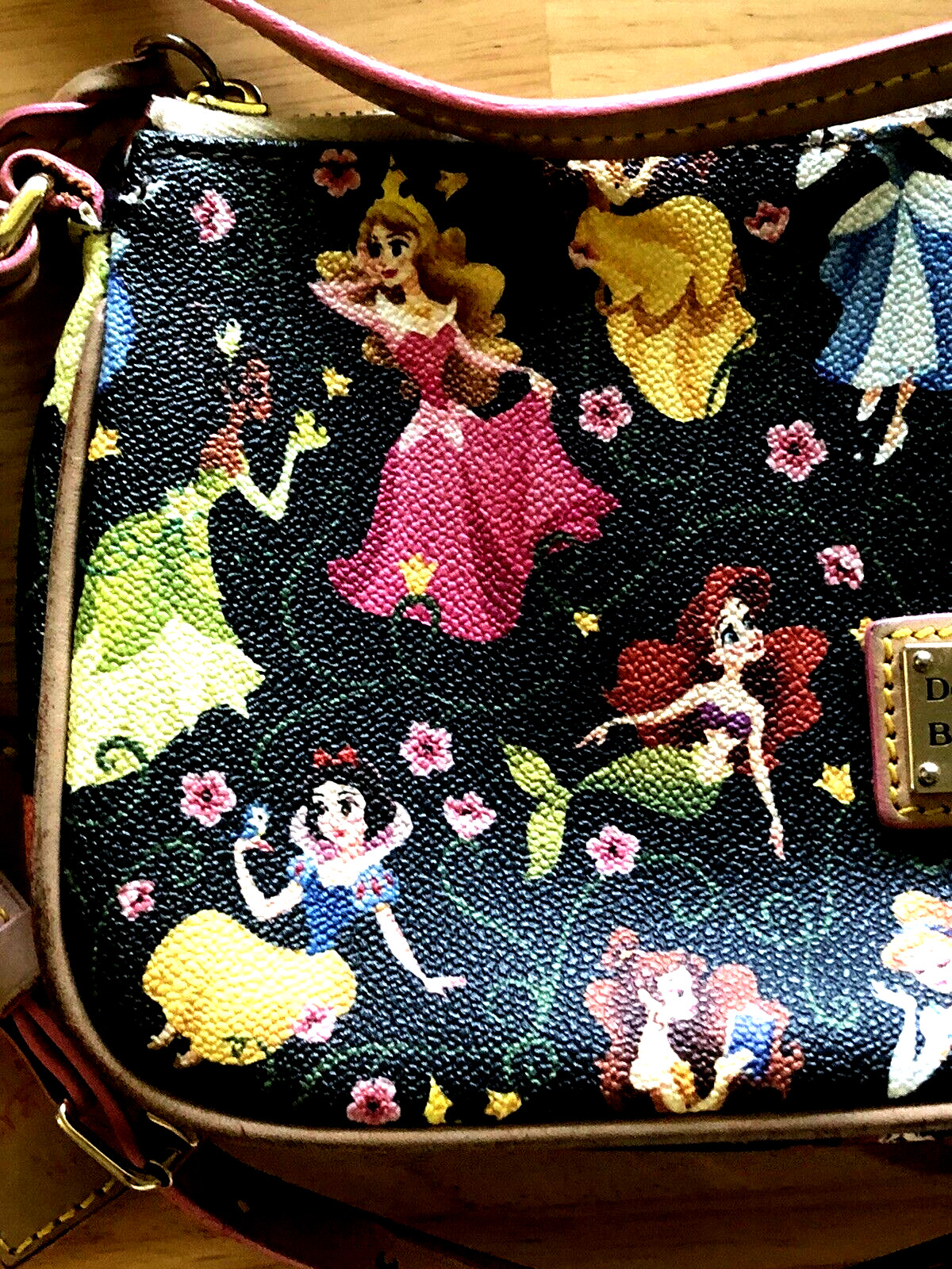 RARE DISNEY 2016 DOONEY & BOURKE PRINCESS HALF MARATHON CROSSBODY PURSE - ISSUES