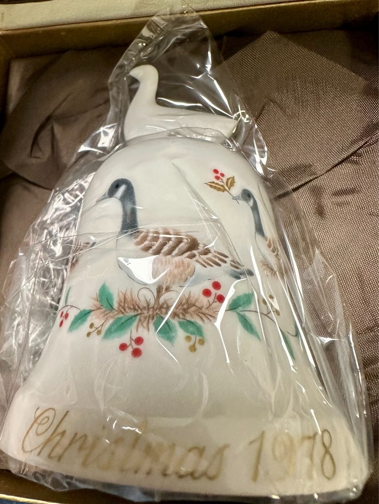 NORITAKE BONE CHINA-VINTAGE 7TH EDITION 1978 CHRISTMAS BELL IN PRESENTATION BOX