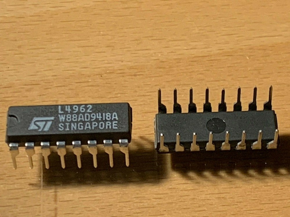 L4962 - REGULATOR IC -ST - DIP-16.