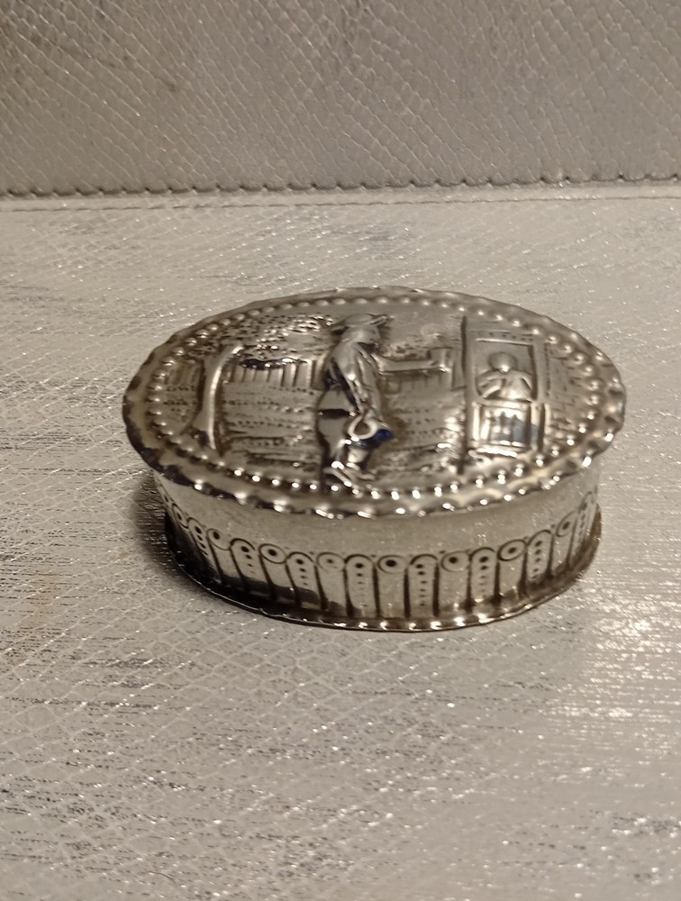 Solid Silver Repousse Snuff Box Early Victorian  43.71 Grams.