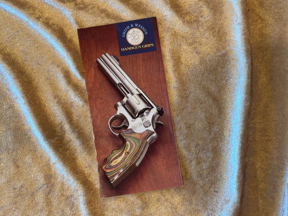 M31 - Original Smith & Wesson Brochure Grips from 1996