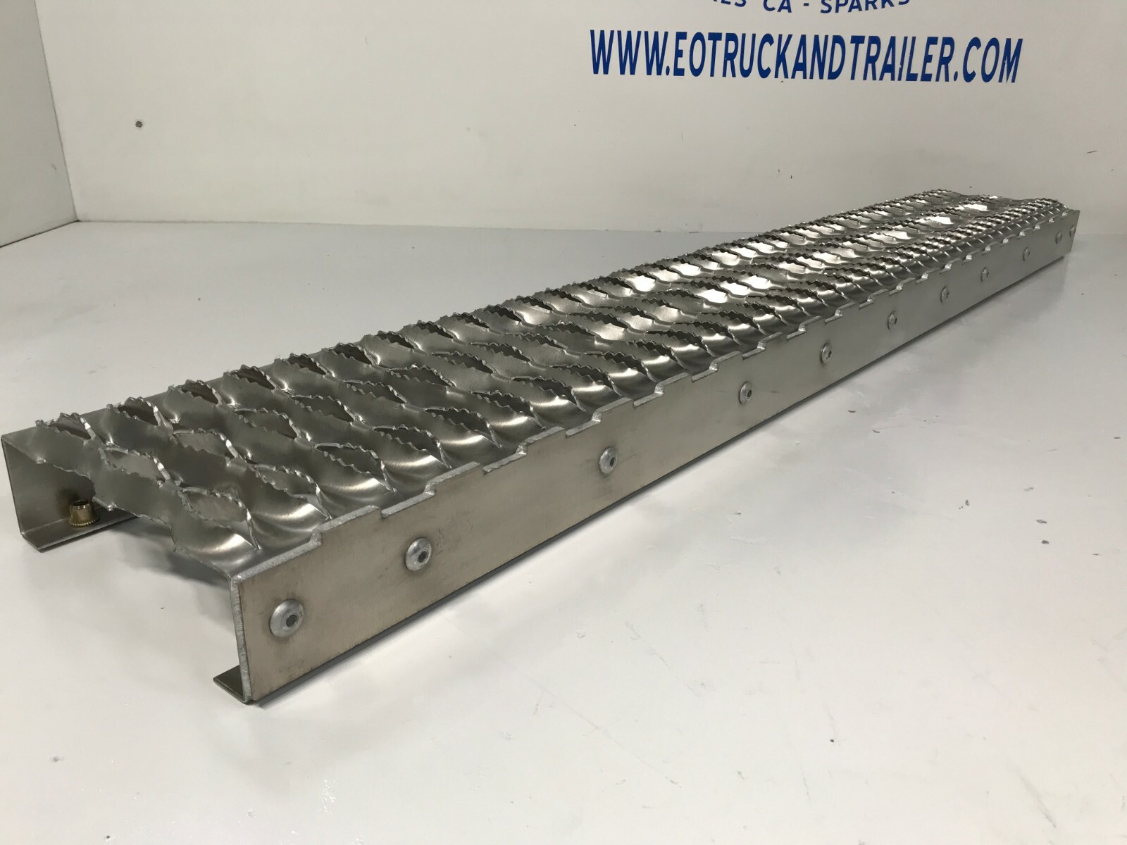 Peterbilt DPF Box Lower Aluminum Step - Heavy Duty