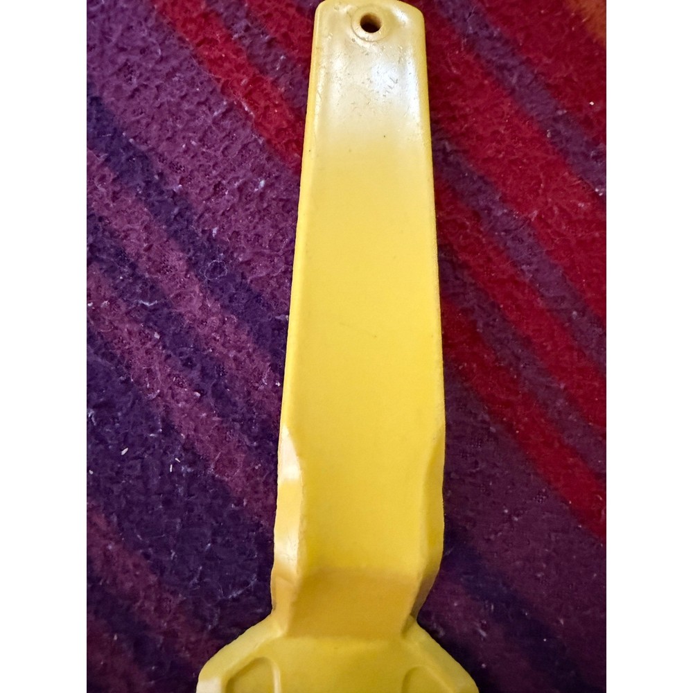 Tupperware Yellow Plastic Cake Server Spatula Pie Server Serrated Edge