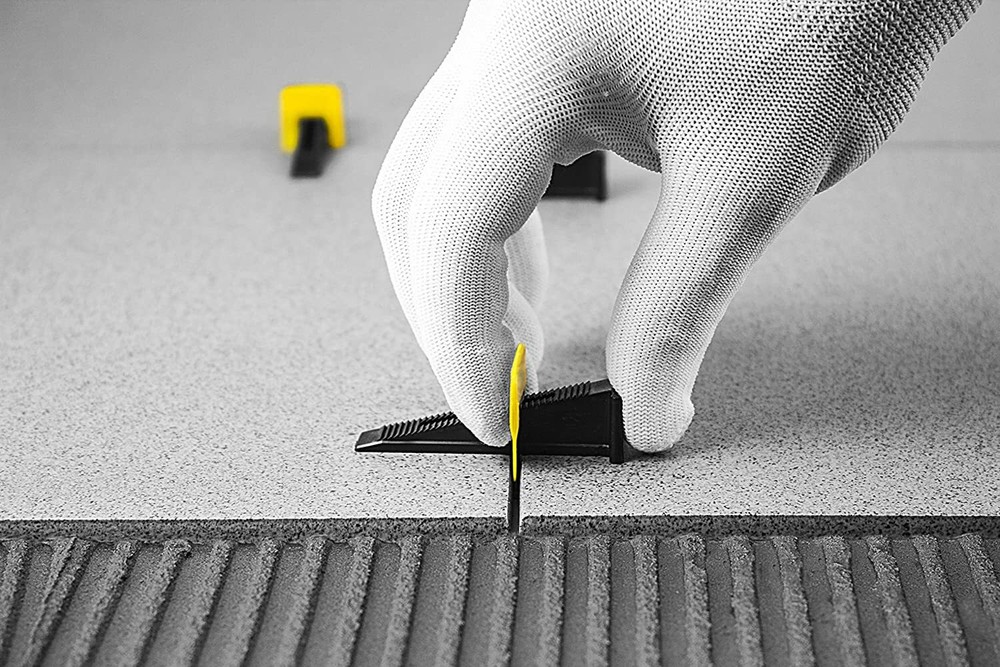 Lippage Tile Leveling System - 1000 Clips / 300 Reusable Wedges/ 1 Tool (Size M)